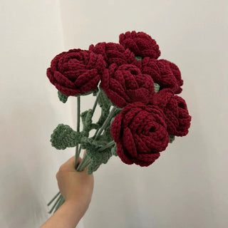 Wine-red roses made of wool – living room decoration with style