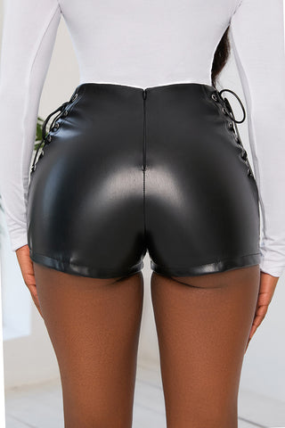 Schwarze Skinny Casual PU Leder Shorts, jetzt bestellen bei Darkonia.de